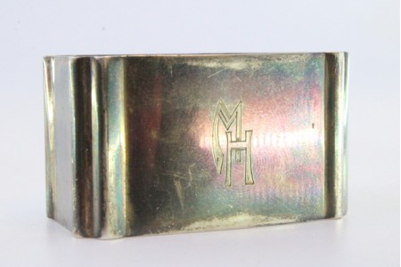  Argola de guardanapo em prata em forma retangular com caneluras relevadas.